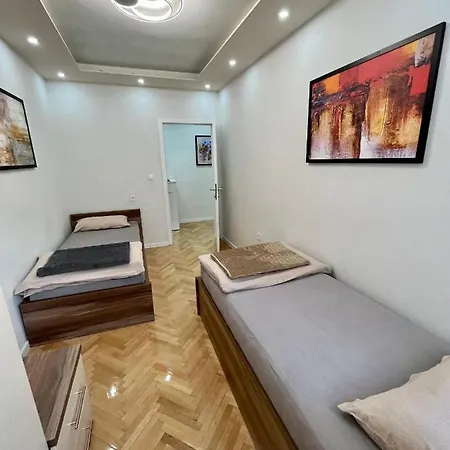 Square Apartment *